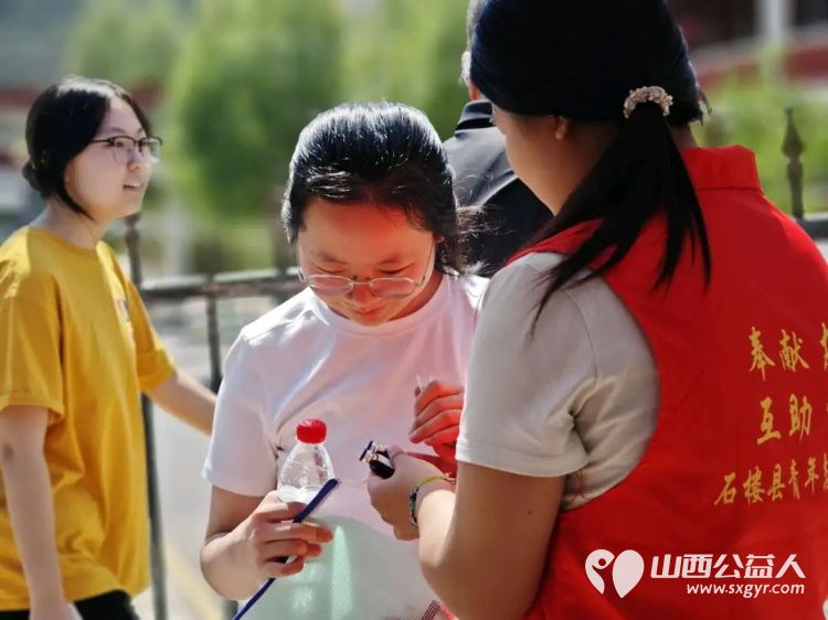 高考路上不孤单！石楼县青年志愿者协会这群红马甲神操作：清凉、解渴、救急，为梦想加油一站搞定 - 第28张
