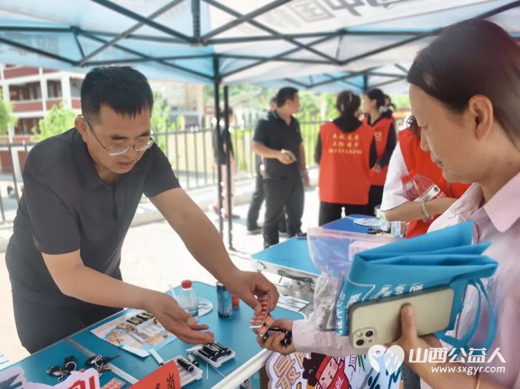 高考路上不孤单！石楼县青年志愿者协会这群红马甲神操作：清凉、解渴、救急，为梦想加油一站搞定 - 第26张