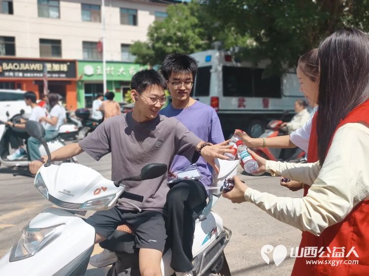 高考路上不孤单！石楼县青年志愿者协会这群红马甲神操作：清凉、解渴、救急，为梦想加油一站搞定 - 第25张