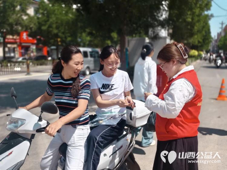 高考路上不孤单！石楼县青年志愿者协会这群红马甲神操作：清凉、解渴、救急，为梦想加油一站搞定 - 第24张