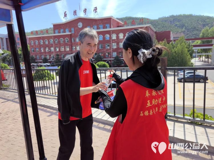 高考路上不孤单！石楼县青年志愿者协会这群红马甲神操作：清凉、解渴、救急，为梦想加油一站搞定 - 第22张