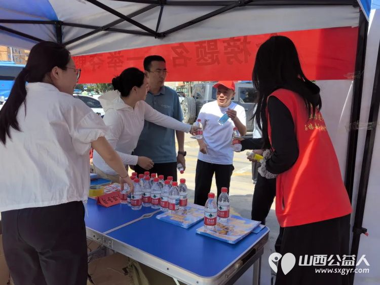 高考路上不孤单！石楼县青年志愿者协会这群红马甲神操作：清凉、解渴、救急，为梦想加油一站搞定 - 第23张