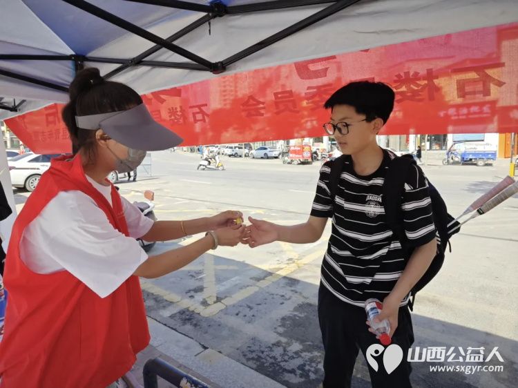 高考路上不孤单！石楼县青年志愿者协会这群红马甲神操作：清凉、解渴、救急，为梦想加油一站搞定 - 第21张