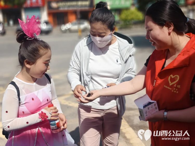 高考路上不孤单！石楼县青年志愿者协会这群红马甲神操作：清凉、解渴、救急，为梦想加油一站搞定 - 第14张