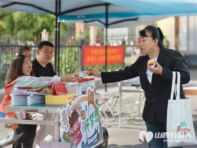 高考路上不孤单！石楼县青年志愿者协会这群红马甲神操作：清凉、解渴、救急，为梦想加油一站搞定 - 第16张