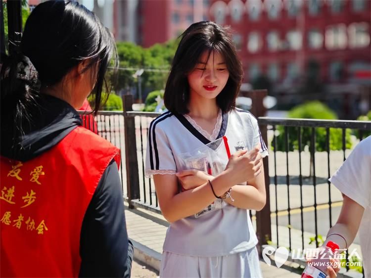 高考路上不孤单！石楼县青年志愿者协会这群红马甲神操作：清凉、解渴、救急，为梦想加油一站搞定 - 第13张