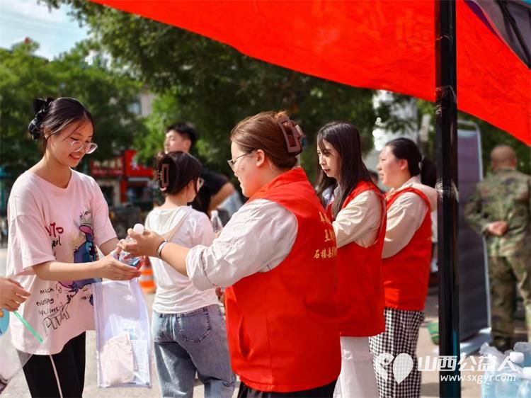 高考路上不孤单!石楼县青年志愿者协会这群红马甲神操作:清凉、解渴、救急,为梦想加油一站搞定 - 第12张 - 山西公益人 高考路上不孤单!石楼县青年志愿者协会这群红马甲神操作:清凉、解渴、救急,为梦想加油一站搞定 - 第12张