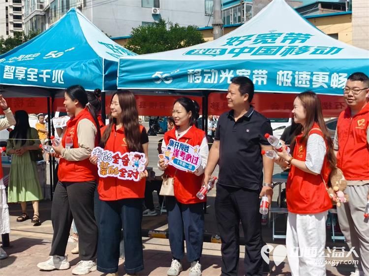 高考路上不孤单！石楼县青年志愿者协会这群红马甲神操作：清凉、解渴、救急，为梦想加油一站搞定 - 第2张
