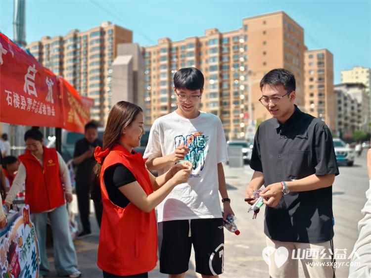 高考路上不孤单！石楼县青年志愿者协会这群红马甲神操作：清凉、解渴、救急，为梦想加油一站搞定 - 第11张