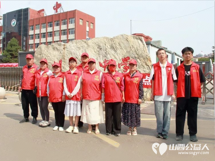 大美忻州志愿服务队携手忻州红色志愿者共同为忻州市一中高考点爱心送水助力2025年高考志愿活动 - 第2张 - 山西公益人 大美忻州志愿服务队携手忻州红色志愿者共同为忻州市一中高考点爱心送水助力2025年高考志愿活动 - 第2张