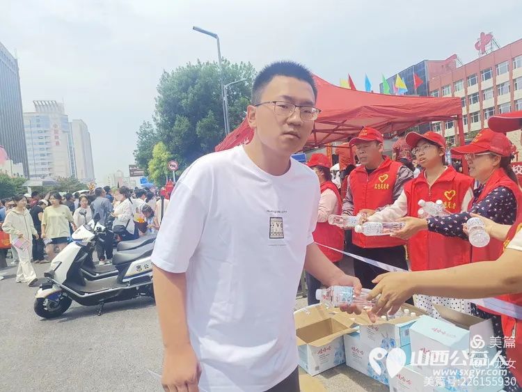 大美忻州志愿服务队携手忻州红色志愿者共同为忻州市一中高考点爱心送水助力2025年高考志愿活动 - 第16张 - 山西公益人 大美忻州志愿服务队携手忻州红色志愿者共同为忻州市一中高考点爱心送水助力2025年高考志愿活动 - 第16张