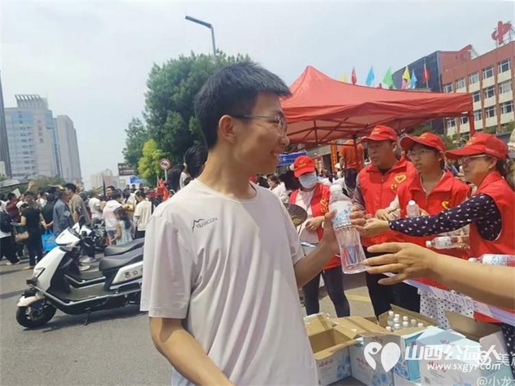大美忻州志愿服务队携手忻州红色志愿者共同为忻州市一中高考点爱心送水助力2025年高考志愿活动 - 第15张 - 山西公益人 大美忻州志愿服务队携手忻州红色志愿者共同为忻州市一中高考点爱心送水助力2025年高考志愿活动 - 第15张