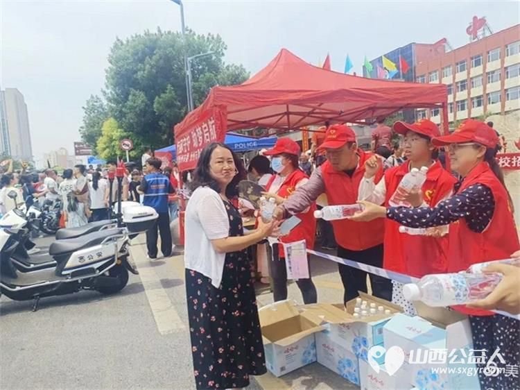 大美忻州志愿服务队携手忻州红色志愿者共同为忻州市一中高考点爱心送水助力2025年高考志愿活动 - 第17张 - 山西公益人 大美忻州志愿服务队携手忻州红色志愿者共同为忻州市一中高考点爱心送水助力2025年高考志愿活动 - 第17张