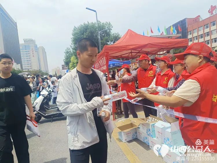 大美忻州志愿服务队携手忻州红色志愿者共同为忻州市一中高考点爱心送水助力2025年高考志愿活动 - 第11张 - 山西公益人 大美忻州志愿服务队携手忻州红色志愿者共同为忻州市一中高考点爱心送水助力2025年高考志愿活动 - 第11张