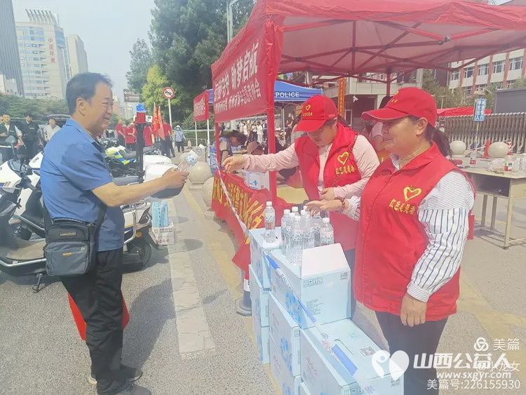 大美忻州志愿服务队携手忻州红色志愿者共同为忻州市一中高考点爱心送水助力2025年高考志愿活动 - 第14张 - 山西公益人 大美忻州志愿服务队携手忻州红色志愿者共同为忻州市一中高考点爱心送水助力2025年高考志愿活动 - 第14张