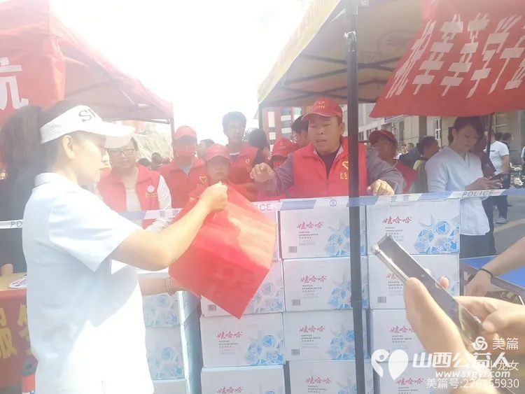 大美忻州志愿服务队携手忻州红色志愿者共同为忻州市一中高考点爱心送水助力2025年高考志愿活动 - 第7张 - 山西公益人 大美忻州志愿服务队携手忻州红色志愿者共同为忻州市一中高考点爱心送水助力2025年高考志愿活动 - 第7张