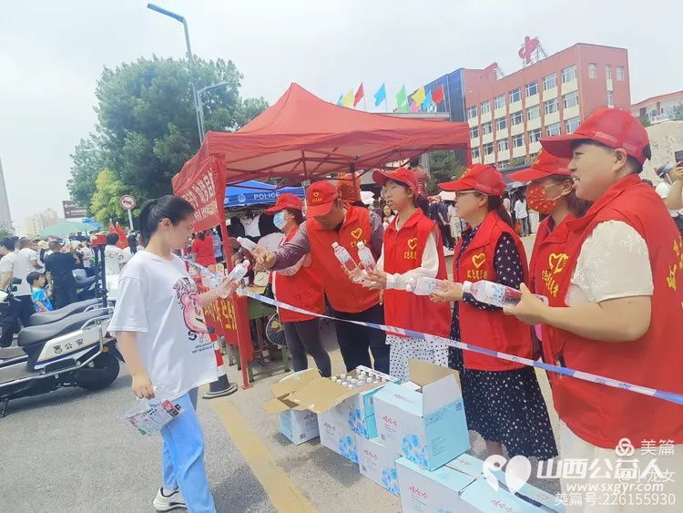 大美忻州志愿服务队携手忻州红色志愿者共同为忻州市一中高考点爱心送水助力2025年高考志愿活动 - 第10张 - 山西公益人 大美忻州志愿服务队携手忻州红色志愿者共同为忻州市一中高考点爱心送水助力2025年高考志愿活动 - 第10张