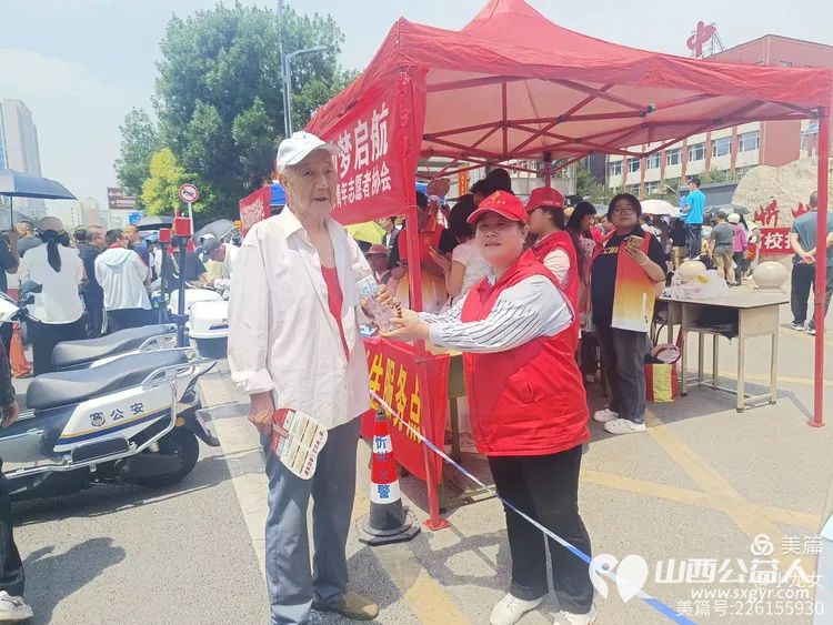 大美忻州志愿服务队携手忻州红色志愿者共同为忻州市一中高考点爱心送水助力2025年高考志愿活动 - 第5张 - 山西公益人 大美忻州志愿服务队携手忻州红色志愿者共同为忻州市一中高考点爱心送水助力2025年高考志愿活动 - 第5张
