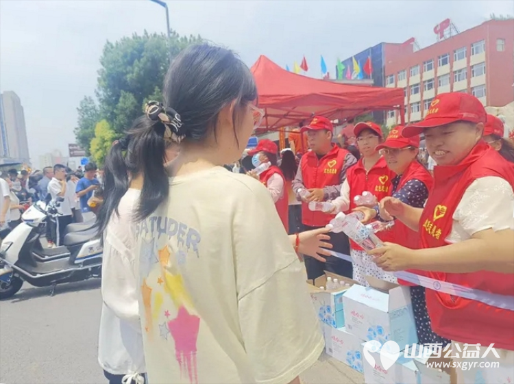大美忻州志愿服务队携手忻州红色志愿者共同为忻州市一中高考点爱心送水助力2025年高考志愿活动 - 第3张 - 山西公益人 大美忻州志愿服务队携手忻州红色志愿者共同为忻州市一中高考点爱心送水助力2025年高考志愿活动 - 第3张