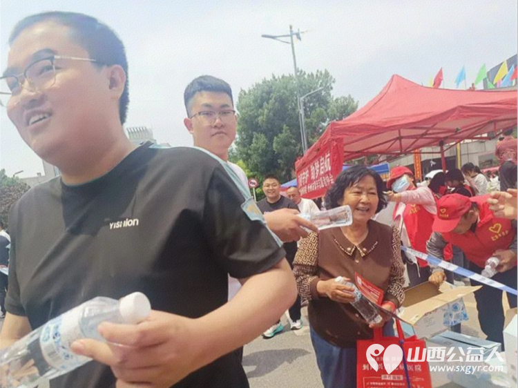 大美忻州志愿服务队携手忻州红色志愿者共同为忻州市一中高考点爱心送水助力2025年高考志愿活动 - 第4张 - 山西公益人 大美忻州志愿服务队携手忻州红色志愿者共同为忻州市一中高考点爱心送水助力2025年高考志愿活动 - 第4张