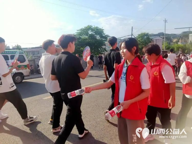 爱心护考助梦启航----兴县同城爱心公益协会志愿者用实际行动在兴县友兰中学考点助力高考 - 第7张 - 山西公益人 爱心护考助梦启航----兴县同城爱心公益协会志愿者用实际行动在兴县友兰中学考点助力高考 - 第7张
