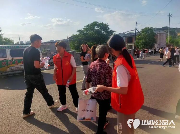 爱心护考助梦启航----兴县同城爱心公益协会志愿者用实际行动在兴县友兰中学考点助力高考 - 第6张 - 山西公益人 爱心护考助梦启航----兴县同城爱心公益协会志愿者用实际行动在兴县友兰中学考点助力高考 - 第6张