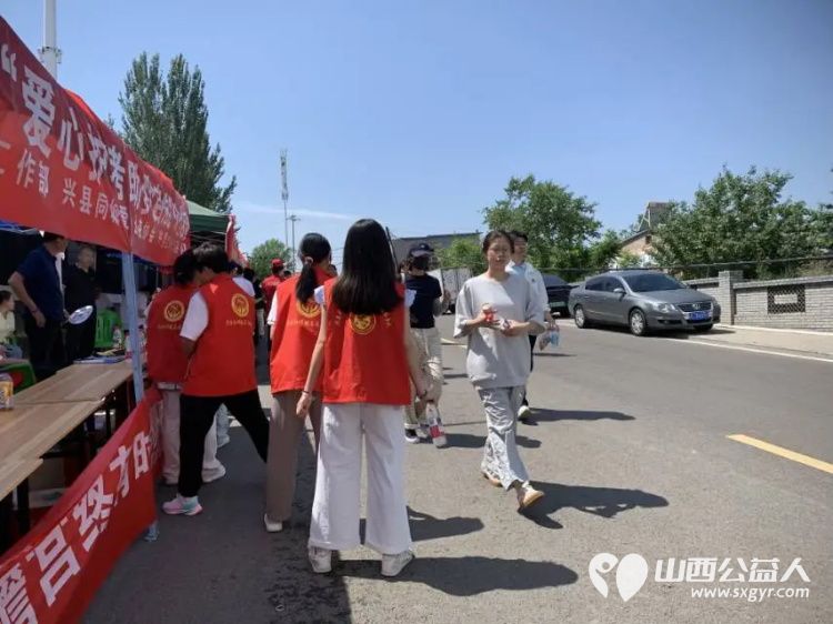 爱心护考助梦启航----兴县同城爱心公益协会志愿者用实际行动在兴县友兰中学考点助力高考 - 第5张 - 山西公益人 爱心护考助梦启航----兴县同城爱心公益协会志愿者用实际行动在兴县友兰中学考点助力高考 - 第5张