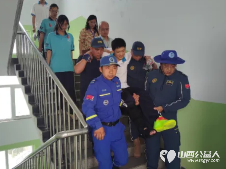 考场外的暖心答卷|山西省域各蓝天救援队伍在属地社会工作部等单位的指导下爱心助考为梦想护航 - 第9张 - 山西公益人 考场外的暖心答卷|山西省域各蓝天救援队伍在属地社会工作部等单位的指导下爱心助考为梦想护航 - 第9张