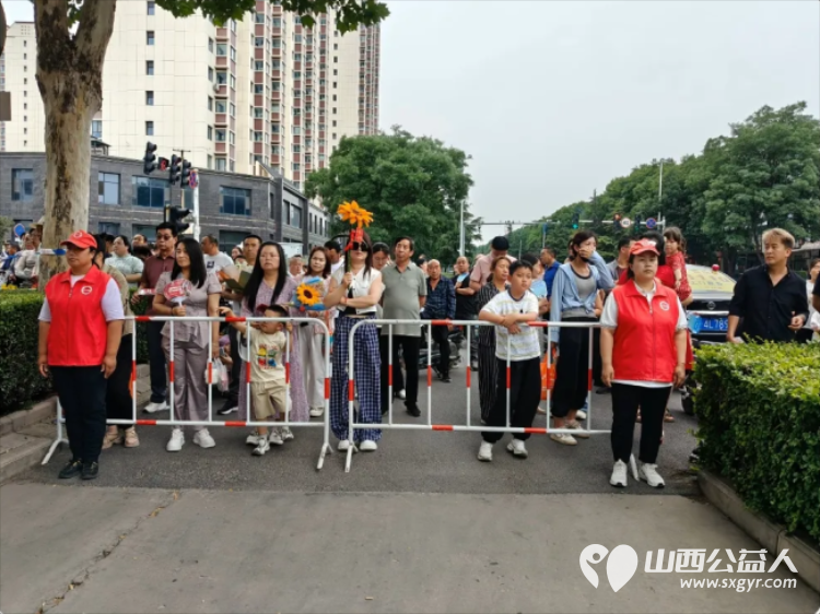 潞城区正能量公益协会第七届高考志愿服务----志愿者用行动做高考学子梦想护航的温暖力量 - 第12张 - 山西公益人 潞城区正能量公益协会第七届高考志愿服务----志愿者用行动做高考学子梦想护航的温暖力量 - 第12张