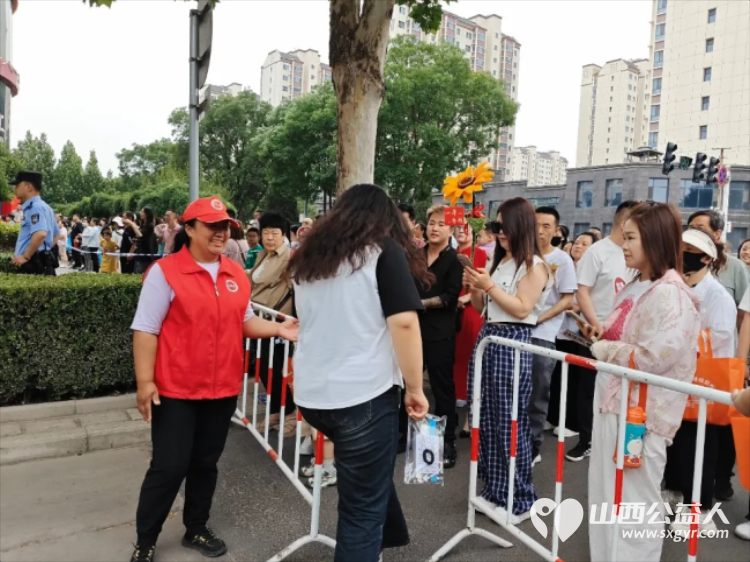 潞城区正能量公益协会第七届高考志愿服务----志愿者用行动做高考学子梦想护航的温暖力量 - 第20张 - 山西公益人 潞城区正能量公益协会第七届高考志愿服务----志愿者用行动做高考学子梦想护航的温暖力量 - 第20张