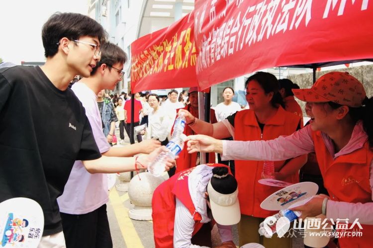 爱心助考·清凉相伴----大美忻州文旅志愿者服务队在忻州一中忻州十中高考考点外开展高考爱心服务 - 第10张
