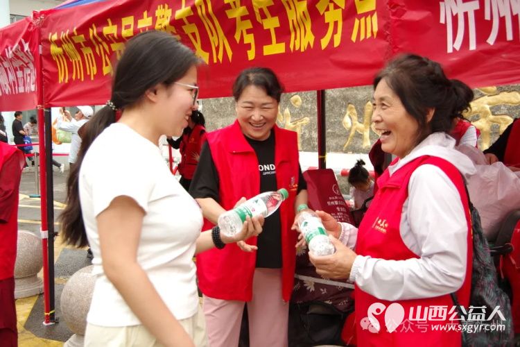 爱心助考·清凉相伴----大美忻州文旅志愿者服务队在忻州一中忻州十中高考考点外开展高考爱心服务 - 第13张