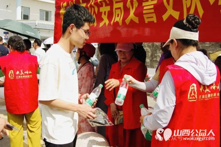 爱心助考·清凉相伴----大美忻州文旅志愿者服务队在忻州一中忻州十中高考考点外开展高考爱心服务 - 第8张