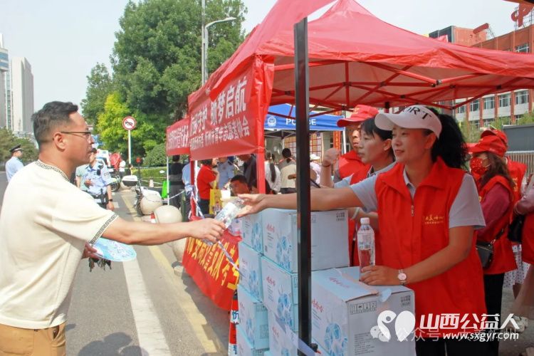 爱心助考·清凉相伴----大美忻州文旅志愿者服务队在忻州一中忻州十中高考考点外开展高考爱心服务 - 第7张