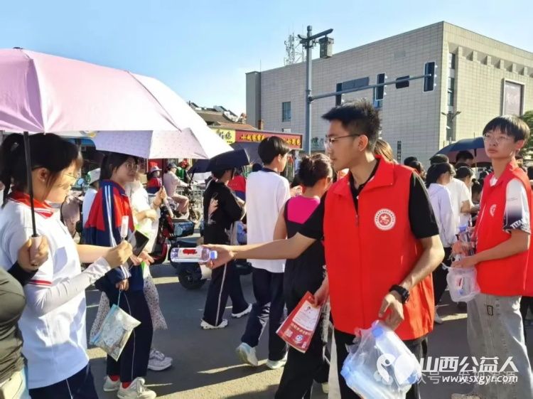 志愿星光点亮赶考路浑源县残联扶残助残志愿者协会组织爱心助高考4800瓶清泉助燃高考梦 - 第25张 - 山西公益人 志愿星光点亮赶考路浑源县残联扶残助残志愿者协会组织爱心助高考4800瓶清泉助燃高考梦 - 第25张