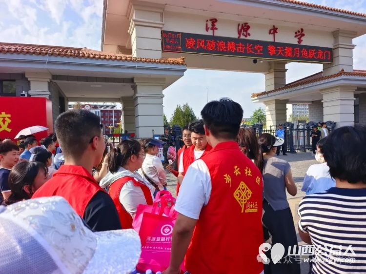 志愿星光点亮赶考路浑源县残联扶残助残志愿者协会组织爱心助高考4800瓶清泉助燃高考梦 - 第24张 - 山西公益人 志愿星光点亮赶考路浑源县残联扶残助残志愿者协会组织爱心助高考4800瓶清泉助燃高考梦 - 第24张