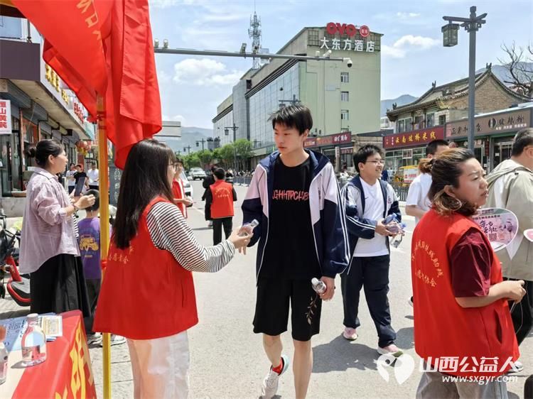 志愿星光点亮赶考路浑源县残联扶残助残志愿者协会组织爱心助高考4800瓶清泉助燃高考梦 - 第20张 - 山西公益人 志愿星光点亮赶考路浑源县残联扶残助残志愿者协会组织爱心助高考4800瓶清泉助燃高考梦 - 第20张