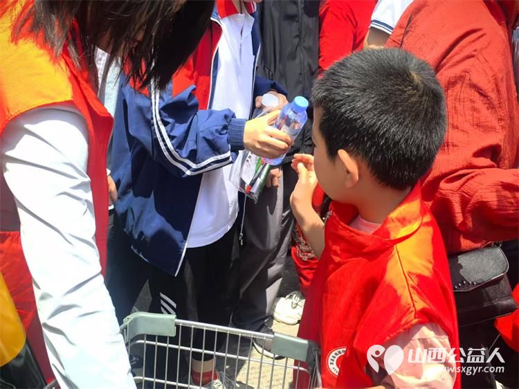 志愿星光点亮赶考路浑源县残联扶残助残志愿者协会组织爱心助高考4800瓶清泉助燃高考梦 - 第11张 - 山西公益人 志愿星光点亮赶考路浑源县残联扶残助残志愿者协会组织爱心助高考4800瓶清泉助燃高考梦 - 第11张
