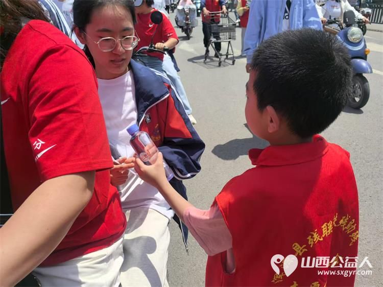 志愿星光点亮赶考路浑源县残联扶残助残志愿者协会组织爱心助高考4800瓶清泉助燃高考梦 - 第13张 - 山西公益人 志愿星光点亮赶考路浑源县残联扶残助残志愿者协会组织爱心助高考4800瓶清泉助燃高考梦 - 第13张