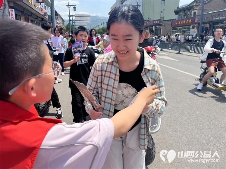 志愿星光点亮赶考路浑源县残联扶残助残志愿者协会组织爱心助高考4800瓶清泉助燃高考梦 - 第10张 - 山西公益人 志愿星光点亮赶考路浑源县残联扶残助残志愿者协会组织爱心助高考4800瓶清泉助燃高考梦 - 第10张