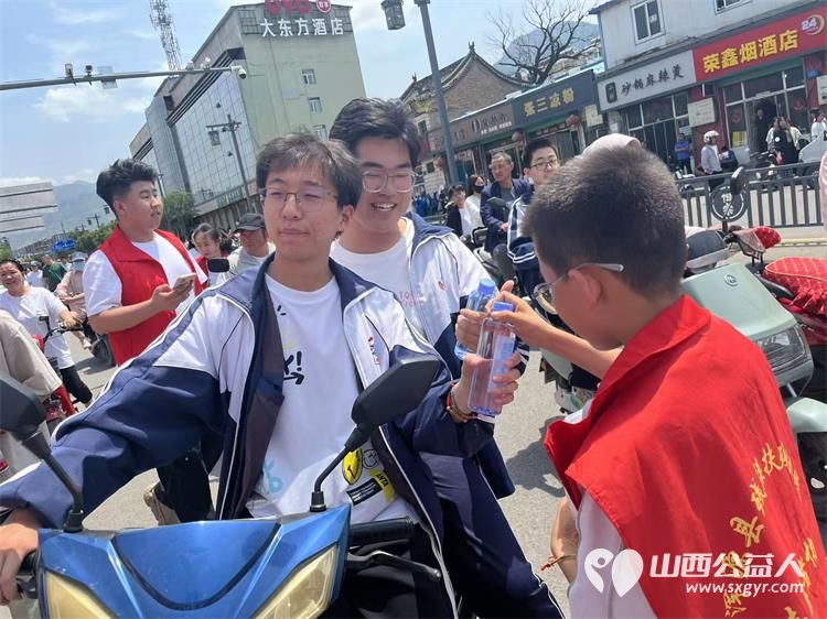 志愿星光点亮赶考路浑源县残联扶残助残志愿者协会组织爱心助高考4800瓶清泉助燃高考梦 - 第15张 - 山西公益人 志愿星光点亮赶考路浑源县残联扶残助残志愿者协会组织爱心助高考4800瓶清泉助燃高考梦 - 第15张
