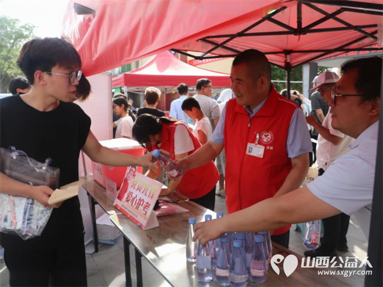 爱心护航为梦助力 运城市盐湖区新联会与盐湖区志愿者协会在康杰中学共筑2025高考温暖防线 - 第5张 - 山西公益人 爱心护航为梦助力 运城市盐湖区新联会与盐湖区志愿者协会在康杰中学共筑2025高考温暖防线 - 第5张