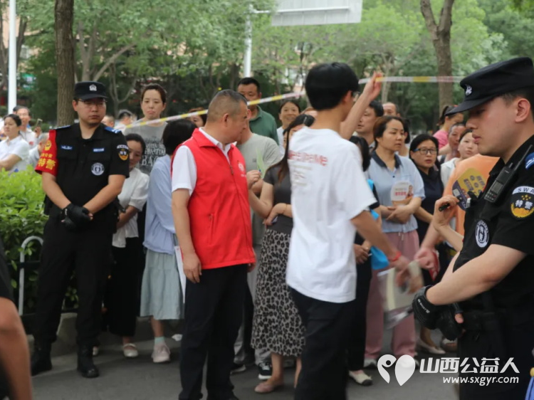 爱心护航为梦助力 运城市盐湖区新联会与盐湖区志愿者协会在康杰中学共筑2025高考温暖防线 - 第6张 - 山西公益人 爱心护航为梦助力 运城市盐湖区新联会与盐湖区志愿者协会在康杰中学共筑2025高考温暖防线 - 第6张