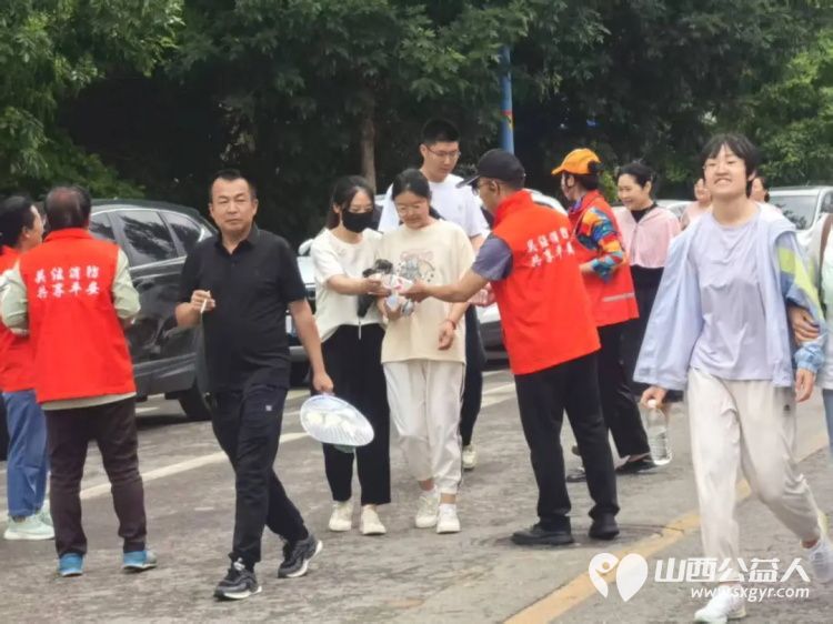 三天全力守护---忻州市消防志愿者协会在忻州三中考点2025年爱心助考为高考学子保驾护航活动圆满收官 - 第5张 - 山西公益人 三天全力守护---忻州市消防志愿者协会在忻州三中考点2025年爱心助考为高考学子保驾护航活动圆满收官 - 第5张