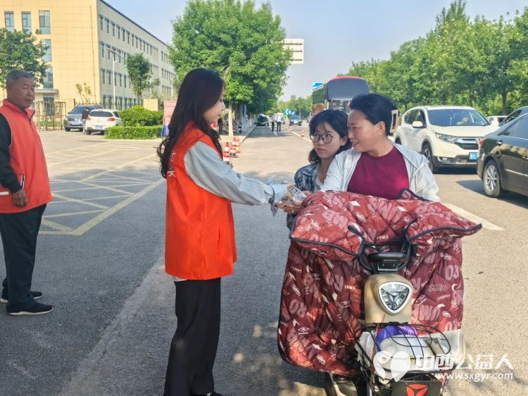三天全力守护---忻州市消防志愿者协会在忻州三中考点2025年爱心助考为高考学子保驾护航活动圆满收官 - 第15张 - 山西公益人 三天全力守护---忻州市消防志愿者协会在忻州三中考点2025年爱心助考为高考学子保驾护航活动圆满收官 - 第15张