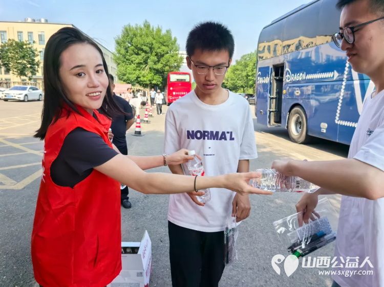 三天全力守护---忻州市消防志愿者协会在忻州三中考点2025年爱心助考为高考学子保驾护航活动圆满收官 - 第12张 - 山西公益人 三天全力守护---忻州市消防志愿者协会在忻州三中考点2025年爱心助考为高考学子保驾护航活动圆满收官 - 第12张