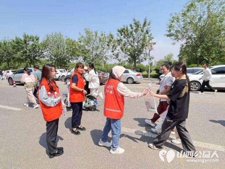 三天全力守护---忻州市消防志愿者协会在忻州三中考点2025年爱心助考为高考学子保驾护航活动圆满收官 - 第6张 - 山西公益人 三天全力守护---忻州市消防志愿者协会在忻州三中考点2025年爱心助考为高考学子保驾护航活动圆满收官 - 第6张