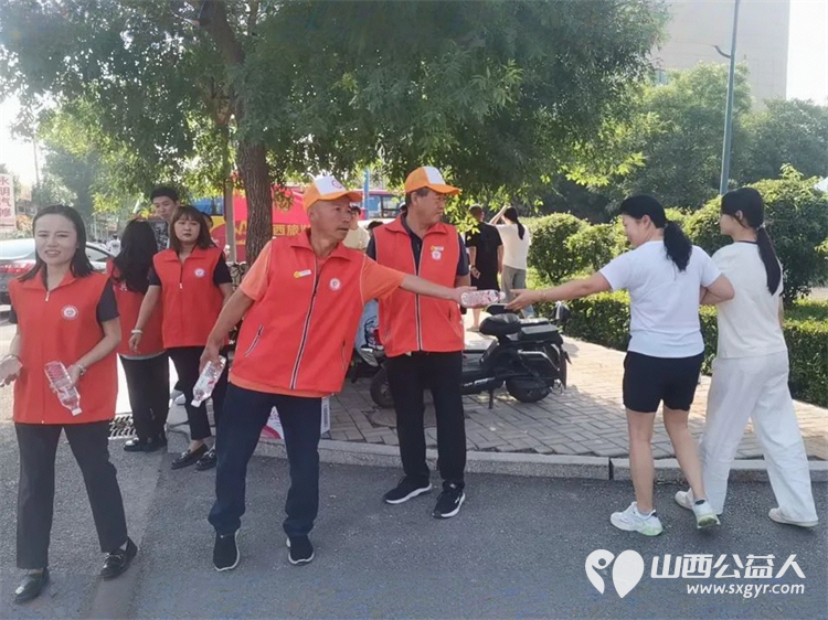 三天全力守护---忻州市消防志愿者协会在忻州三中考点2025年爱心助考为高考学子保驾护航活动圆满收官 - 第4张 - 山西公益人 三天全力守护---忻州市消防志愿者协会在忻州三中考点2025年爱心助考为高考学子保驾护航活动圆满收官 - 第4张