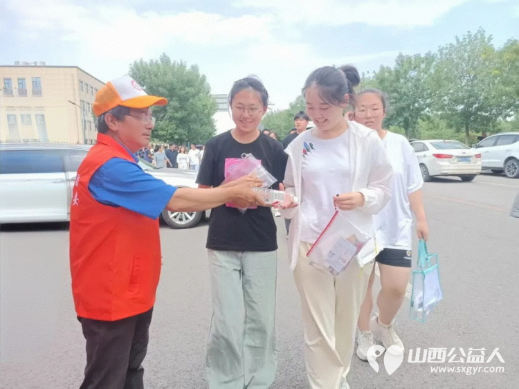 三天全力守护---忻州市消防志愿者协会在忻州三中考点2025年爱心助考为高考学子保驾护航活动圆满收官 - 第9张 - 山西公益人 三天全力守护---忻州市消防志愿者协会在忻州三中考点2025年爱心助考为高考学子保驾护航活动圆满收官 - 第9张