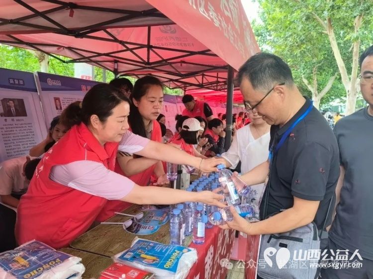 爱心护考助梦启航----盐湖区志愿者协会开展护航高考系列志愿服务活动为考生和家长提供了全方位的贴心服务 - 第43张 - 山西公益人 爱心护考助梦启航----盐湖区志愿者协会开展护航高考系列志愿服务活动为考生和家长提供了全方位的贴心服务 - 第43张